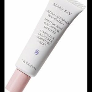 NIB Mary Kay medium coverage foundation Biege 305